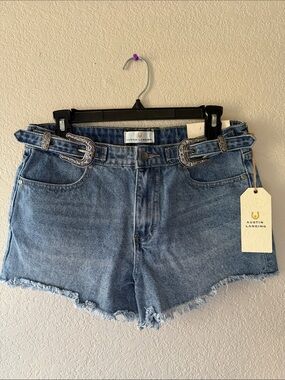 Austin Landing belt buckle shorts